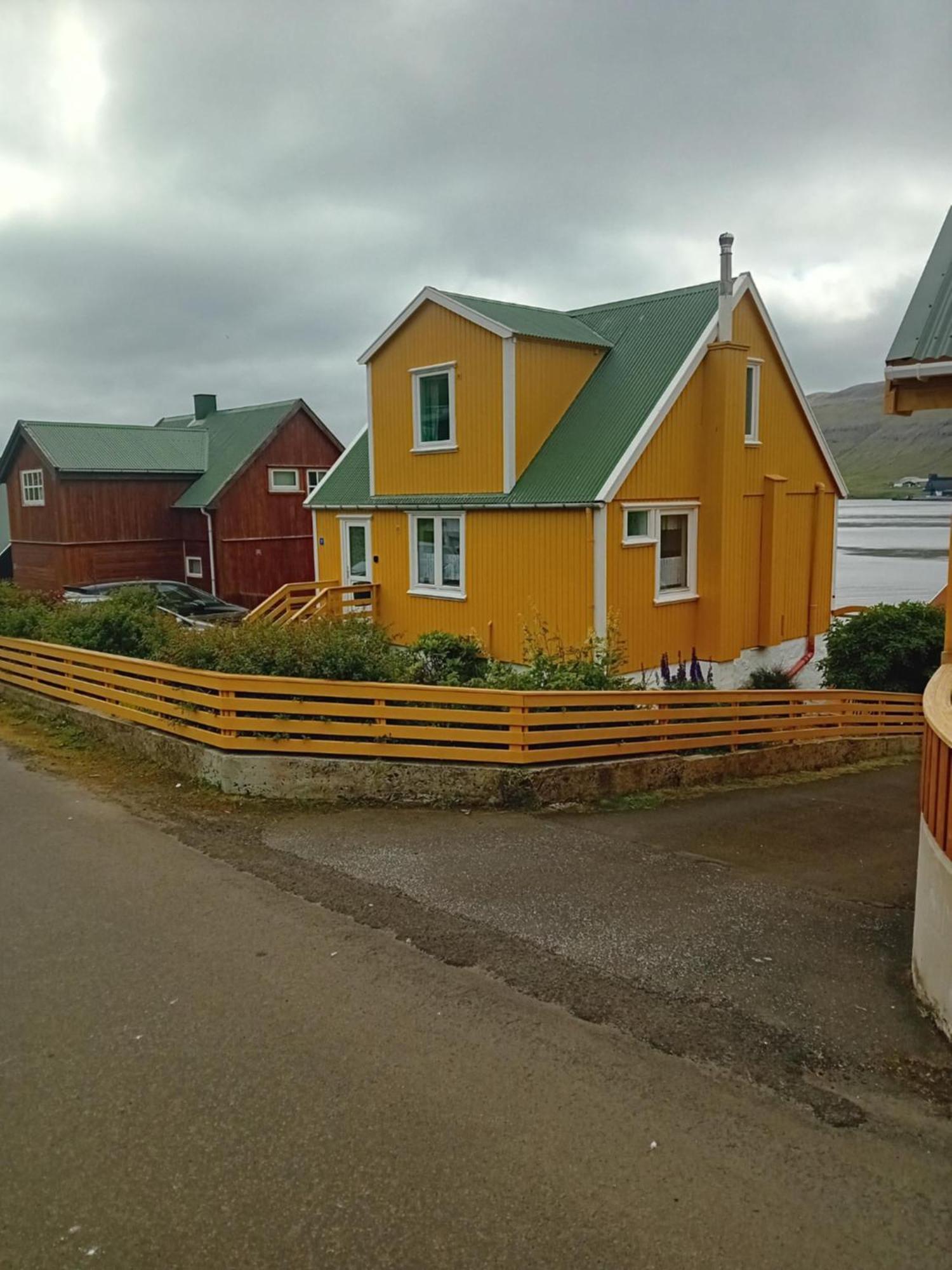 הוילה Trongisvágur Det Lille Gule Hus מראה חיצוני תמונה